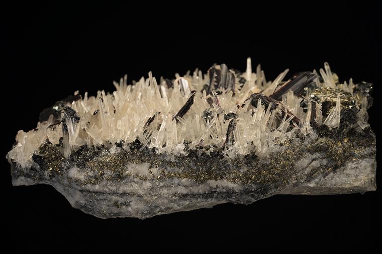 HÜBNERITE with QUARTZ